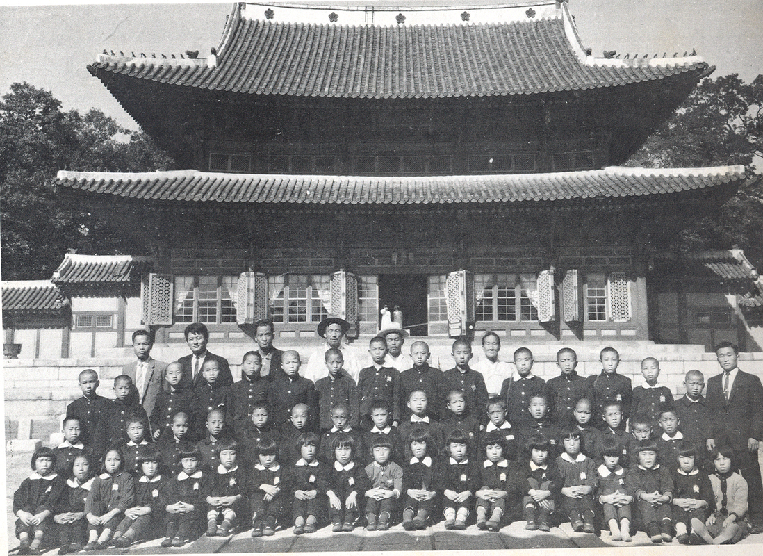 즐거웠던 수학여행_비원에서(1965).jpg