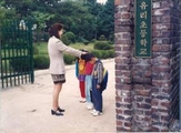 교문 앞 선생님과 인사