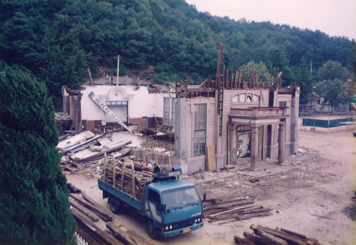 1990년 철거중강당2.jpg