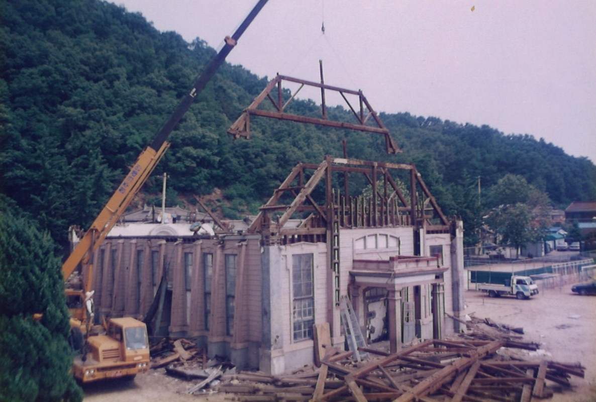 철거중강당2.jpg