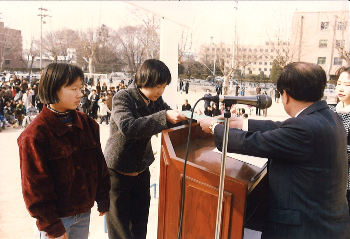 97년 제49회 졸업장 수여.jpg