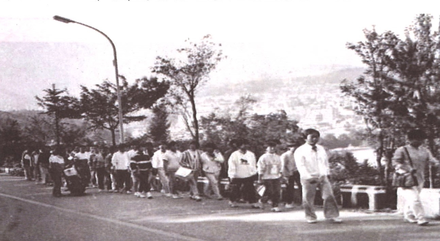 제5회 동문들 모습(3·1 공원 견학)