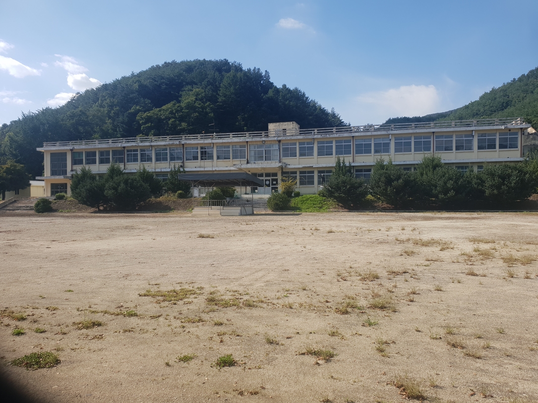 덕평폐교 학교 정면(9. 19. 제초 전).jpg