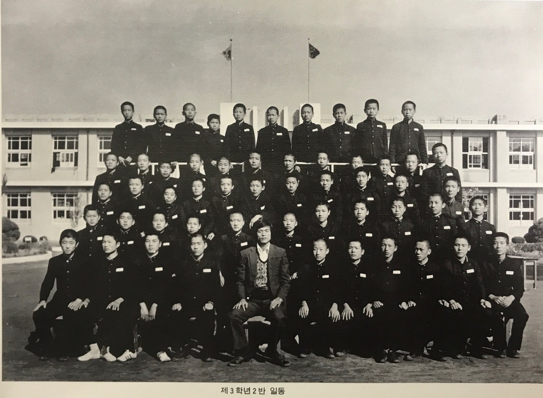 26회 졸업사진 3-2 (1982).jpg