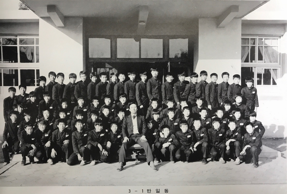 26회 졸업사진 3-1 (1982) (2).jpg