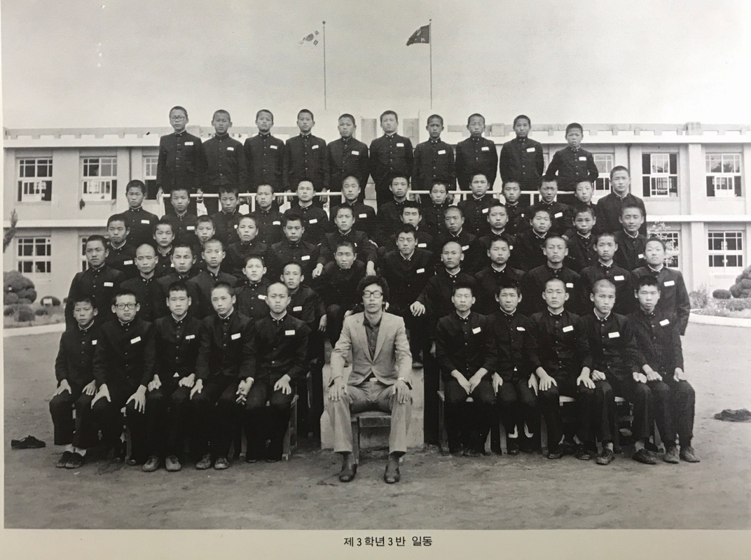 26회 졸업사진 3-3 (1982).jpg