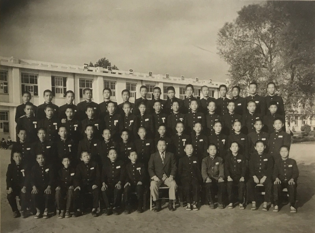 20회 졸업사진 3-3 (1976).jpg