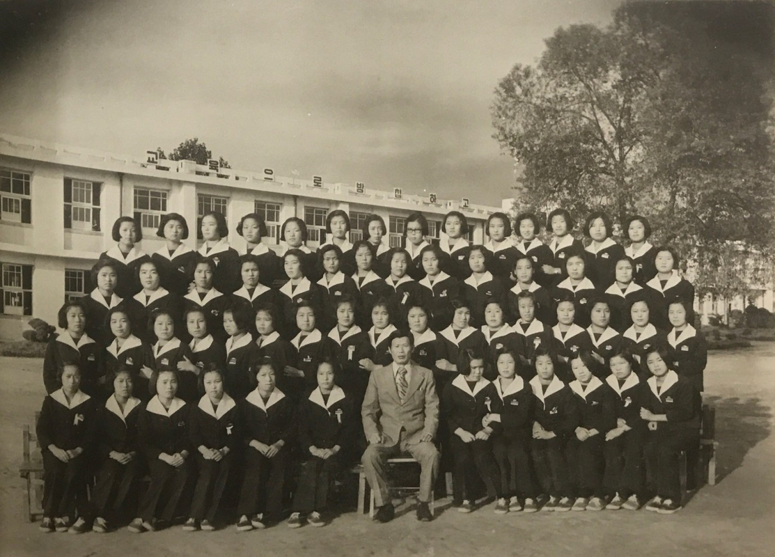 20회 졸업사진 3-4 (1976).jpg