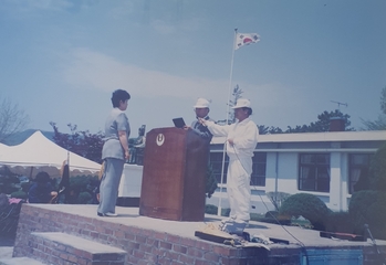 동광초등학교 학림분교장 자모회장에게 감사패 수여(1996)