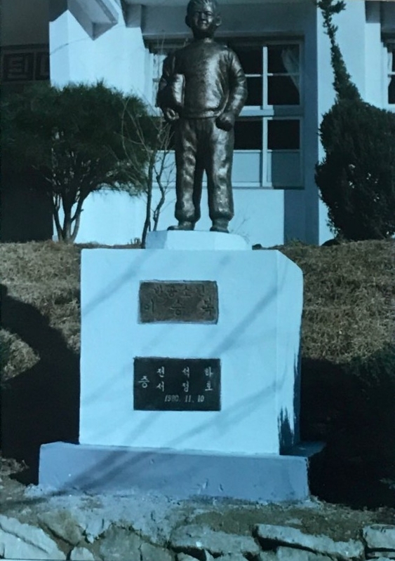 본교 동상1.jpg