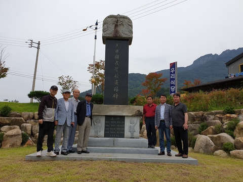 한수초등학교 졸업자_한수기념비 앞에서