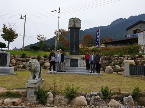 한수초등학교 졸업자_한수기념비 앞에서
