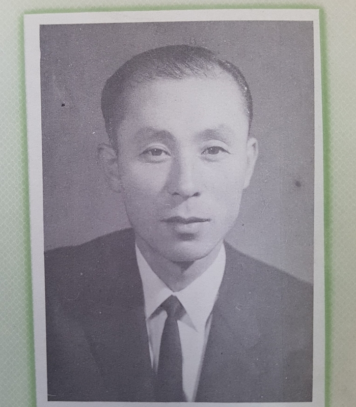 1969년 범화초등학교 교감선생님.jpg