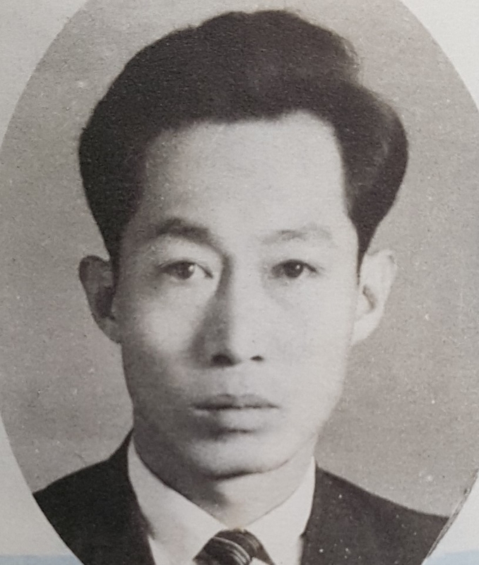 2대 교감선생님(용산초)-1969.12.31.jpg