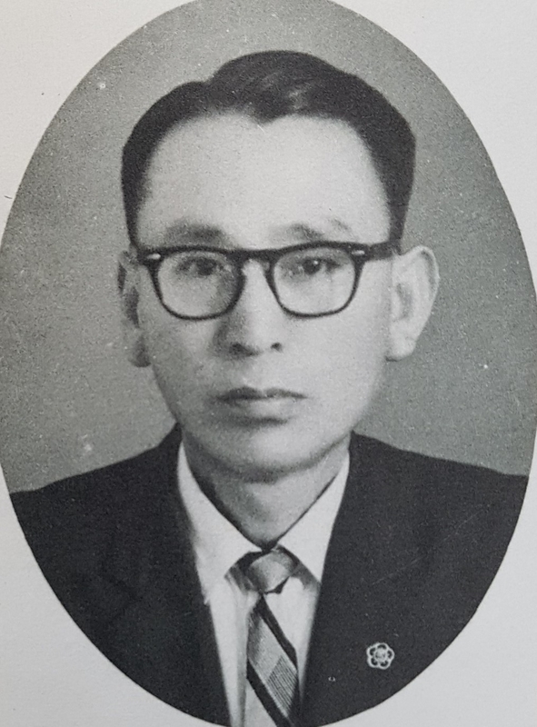 15대 교장선생님(용산초)-1966.12.31.jpg