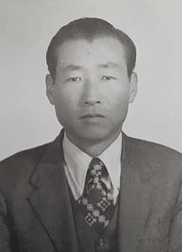 1970년대 교장 및 교감선생님 사진(용산초)-1978.12.31.