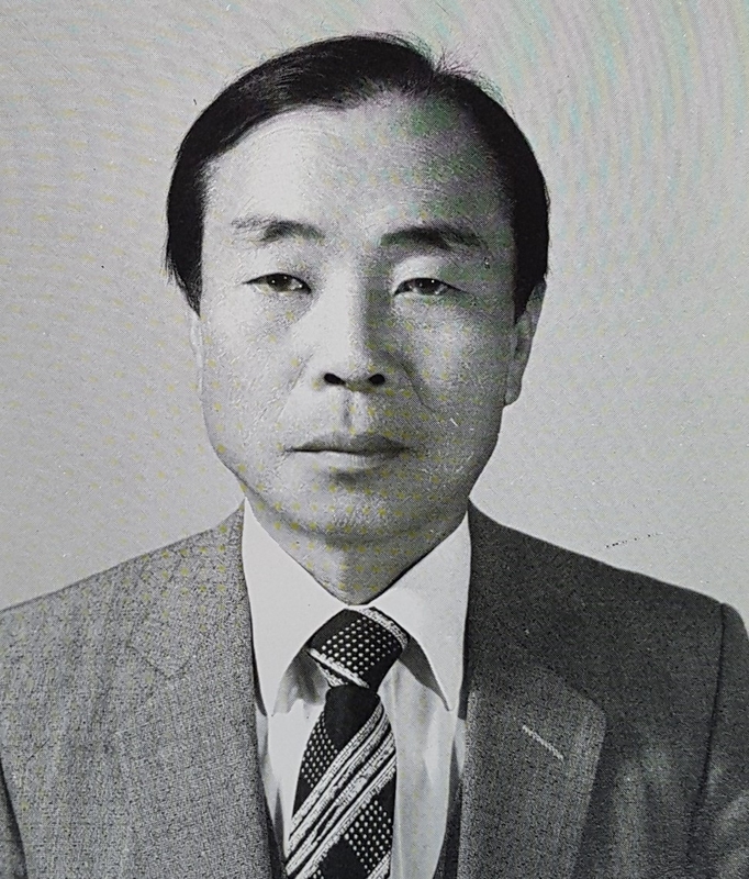 22대 교장선생님(용산초)-1983.12.31.jpg