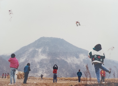 관기초등학교 기대분교장 연을 날리는 학생들(1980년대)